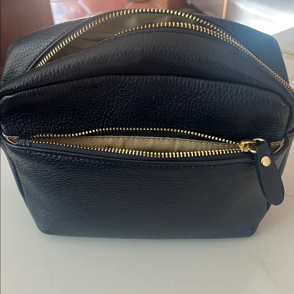 Sophisticated Navy Blue and Gold Crossbody Bag with Textured Finish